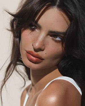 Emily Ratajkowski N240