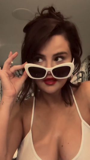 Selena Gomez N13