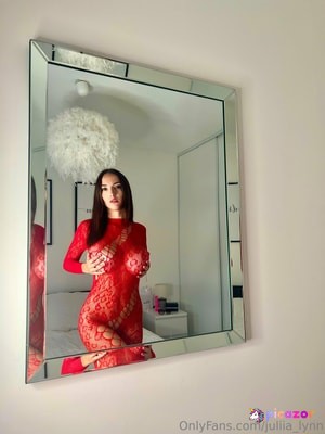 Julia Lynn - Thumb