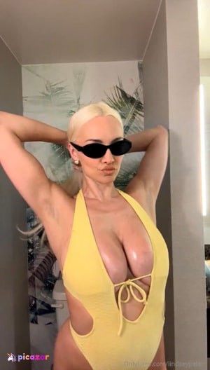 Lindsey Pelas - Thumb