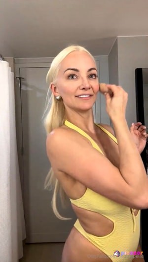 Lindsey Pelas N412
