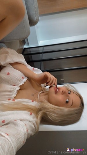 emily_lyy photo #2 photo n 2