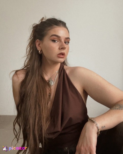 Emi Rhea - Image
