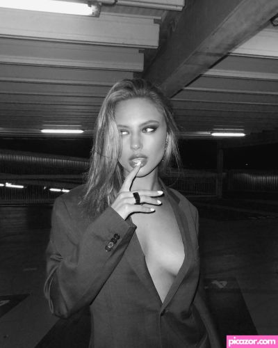 Julia Van Hest  - Image