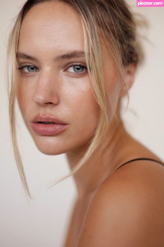 Julia Van Hest  - Image