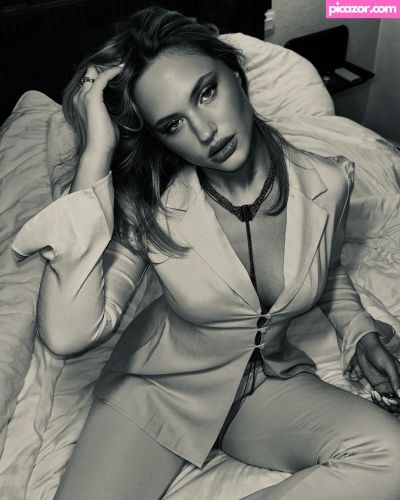 Julia Van Hest  - Image