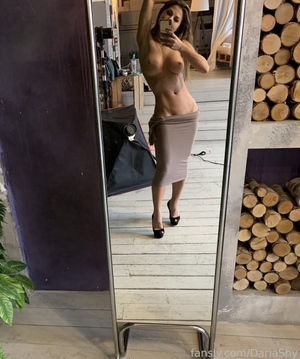 Daria Shy - Thumb