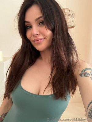Vikki Blows N17