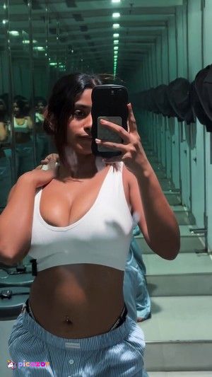 SUHANA KHAN - Thumb