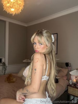 lottie-moss-1 photo #359 photo n 359