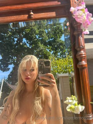 lottie-moss-1 photo #358 photo n 358