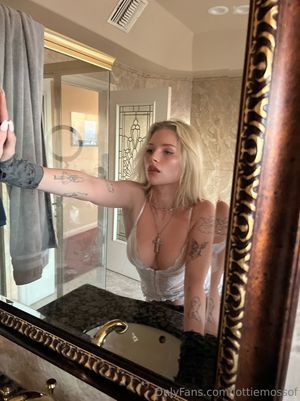 lottie-moss-1 photo #383 photo n 383