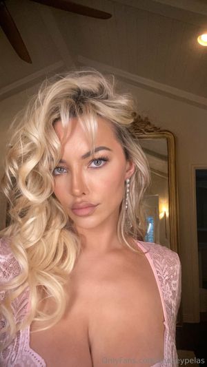 Lindsey Pelas - Thumb