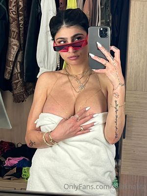 Mia Khalifa - Thumb