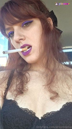 larasmoking photo #1 photo n 1