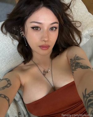 JadeyAnh - Thumb