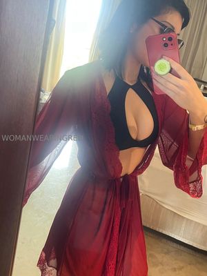 womanwearingred  - Thumb