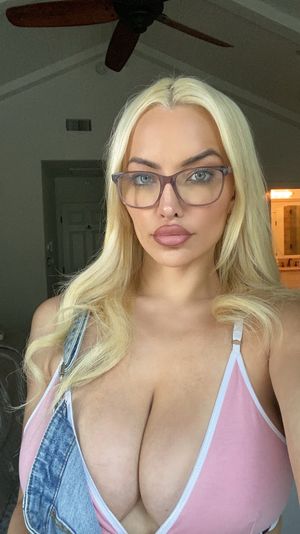 Lindsey Pelas N349