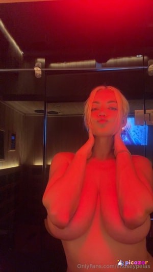 lindsey-pelas photo #2599 photo n 2599