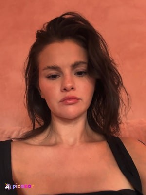 Selena Gomez N17