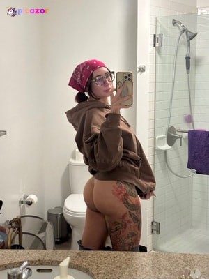 Molly Dixx - Thumb