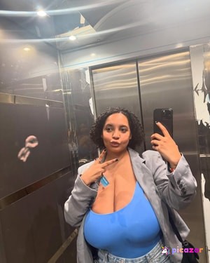 Thegirlinred0 - Thumb