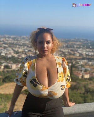 Thegirlinred0 - Thumb
