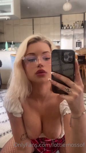 Lottie Moss N10