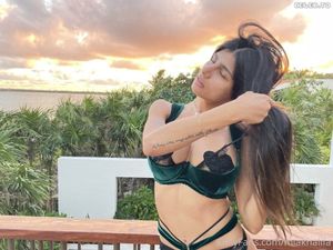 Mia Khalifa - Thumb
