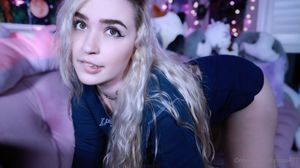 Rose ASMR - Thumb