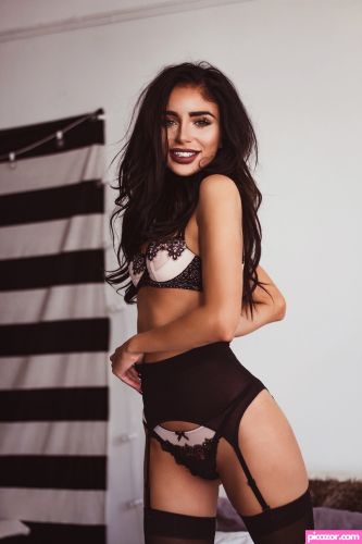Naomi Woods  - Image