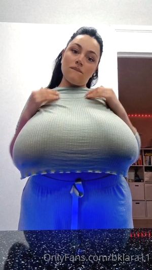Busty Klara N7