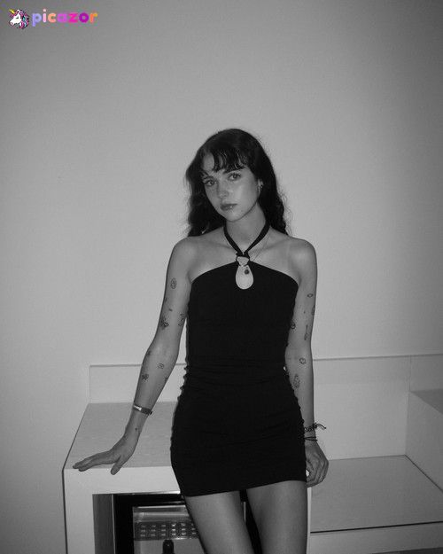 Holly Laing - Image