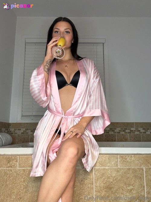 Amelia Hakes - Image