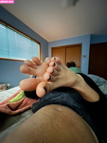 Hang10toes  - Image