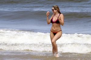 Kelly Brook - Thumb
