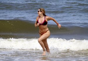 Kelly Brook - Thumb