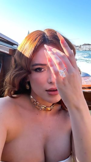 Bella Thorne N12