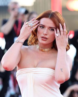 Bella Thorne N15