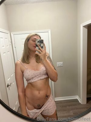 Blondifeet - Thumb