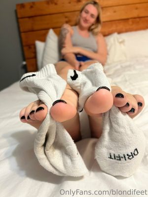 Blondifeet - Thumb