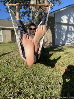 Blondifeet - Thumb