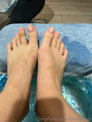 Blondifeet - Thumb