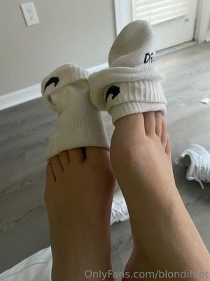 Blondifeet - Thumb