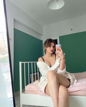 buse-ylmaz-1 photo #7 photo n 7