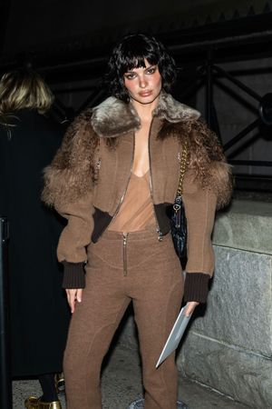 Emily Ratajkowski - Thumb