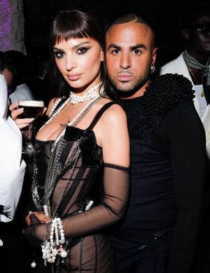 Emily Ratajkowski - Thumb