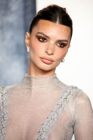 Emily Ratajkowski - Thumb