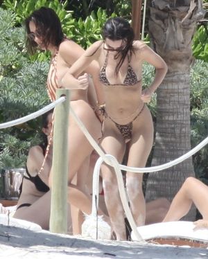 emily-ratajkowski-1 photo #323 photo n 323