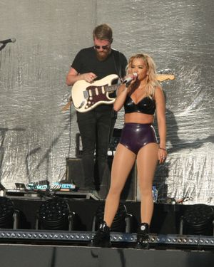 Rita Ora N10